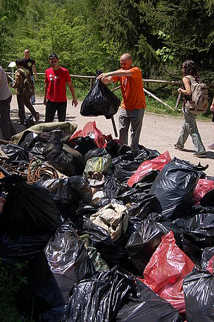 Volunteers clean Vitosha Nature Park, Bulgaria, at WWF's National Day of the Nature Parks, 23 May ... / &copy;: WWF/Konstantin Ivanov