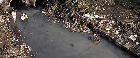 Children playing in heavily polluted river in the slums near Bombay, India. / ©: WWF-Canon / Mauri RAUTKARI Children playing in heavily polluted river in the slums near Bombay, India. rel=
