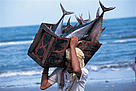 Fisherman with tuna catch, Philippines. / ©: WWF-Canon / Jürgen Freund / ©: WWF-Canon / Jürgen Freund