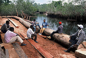 WWF instructor & students from the / ©: Michel Gunther / WWF Canon