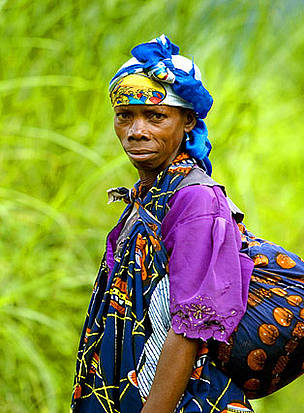 A local woman on a road leading to Virunga National Park, near the provincial capital of Goma, in ... / ©: Kate Holt / WWF-UK / ©: Kate Holt / WWF-UK