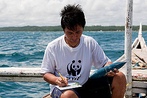 WWF Philippines Donsol Research Coordinator Elson Aca writing down details of a whale shark ... / ©: Jürgen Freund / WWF-Canon Logging details from Whale shark satellite tag, Philippines
. / ©: Jürgen Freund / WWF-Canon