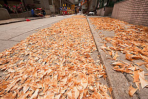 Sharks fins laid out on the streets to dry and for trimming/cleaning before selling. / ©: © Jürgen Freund / WWF-Canon / ©: © Jürgen Freund / WWF-Canon