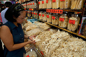 Say No to Shark Fin / ©: Jürgen Freund / WWF-Canon Shoppers looking at dried marine products like shark fins and dried abalone in Sheung Wan District, ... / ©: Jürgen Freund / WWF-Canon
