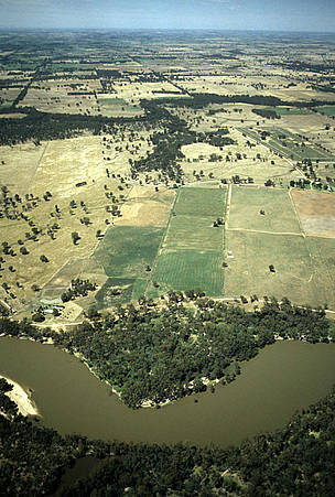 Australia's Murray River, shown here, receives water transfers from the Snowy River for the ... / ©: Frèdy MERCAY / WWF / ©: Frèdy MERCAY / WWF