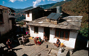 Solar heating system on a village house in Nepal. / ©: Michel GUNTHER / WWF-Canon / ©: Michel GUNTHER / WWF-Canon
