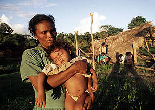 Miskito woman with her little girl, in village destroyed by Hurricane Mitch. La Mosquitia, ... / ©: Nigel DICKINSON / WWF-Canon Miskito woman with her little girl, in village destroyed by Hurricane Mitch. La Mosquitia, Honduras ... / ©: Nigel DICKINSON / WWF-Canon