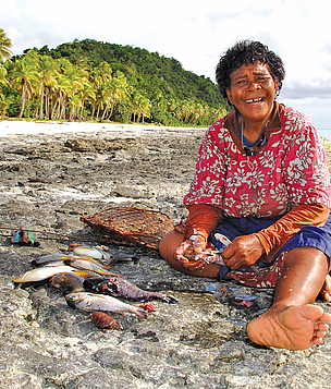 Woman gutting a fish on Kabara island / ©: WWF-SPPO / ©: WWF-SPPO