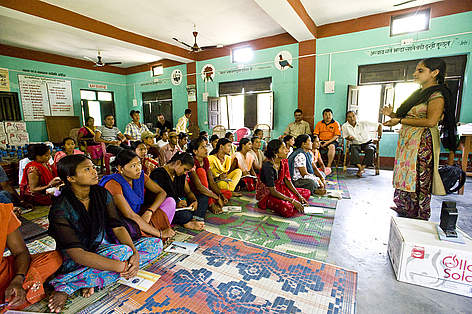 A women's group in a training session, Khata, Bardia. / ©: Simon de Trey White/ WWF-UK / ©: Simon de Trey White/ WWF-UK