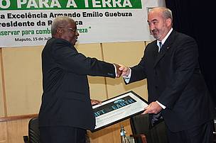 The President of the Republic of Mozambique, Mr. Armando Emílio Guebuza receiving the certificate from Jean-Paul Paddack, Director, Global Initiatives at WWF International.