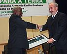 The President of the Republic of Mozambique, Mr. Armando Emílio Guebuza receiving the certificate from Jean-Paul Paddack, Director, Global Initiatives at WWF International.