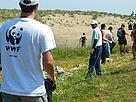 People clean a beach in Strandzha Nature Park in Bulgaria as part of WWF's National Day of the ... / ©: WWF DCP BG Archive People clean a beach in Strandzha Nature Park in Bulgaria as part of WWF's National Day of the ... / ©: WWF DCP BG Archive
