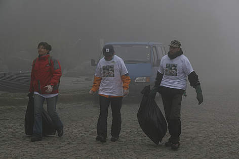 Volunteers with rubbish in Vitosha / &copy;: WWF/Konstantin Ivanov