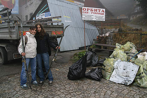 volunteers clean / &copy;: WWF/Konstantin Ivanov