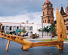 La escultura terminada de las bolivianas Claribel Catoira y Carolina Sanjinés. Al fondo, la catedral en la plaza principal de Santa Cruz, donde se llevó a cabo el Encuentro de Escultores en octubre de 2006.