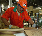 Worker at La Chonta timber company (member of Bolivia FTN – Forest and Trade Network). / ©: WWF-Canon / Andrés UNTERLADSTAETTER Worker at La Chonta timber company (member of Bolivia FTN – Forest and Trade Network).
/ ©: WWF-Canon / Andrés UNTERLADSTAETTER
