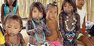 Los Emberá-Wounaan se caracterizan por sus coloridos vestuarios. Las mujeres y niñas utilizan ... / ©: Noemí Pérez / ©: Noemí Pérez