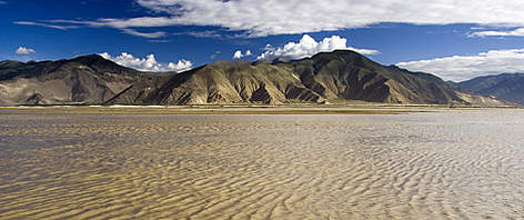 The Yarlung Tsangpo river in Tibet. In India it becomes very wide and is called Brahmaputra. ... / ©: Luca Galuzzi The Yarlung Tsangpo river in Tibet. In India it becomes very wide and is called Brahmaputra. rel=