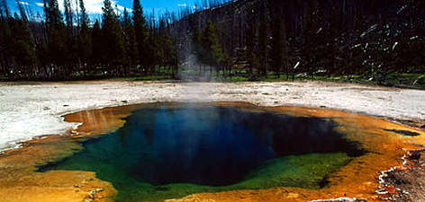 Emerald Pool. Geyser Country with Thermal Areas and Boiling Water. Yellowstone National Park, ... / ©: WWF / Fritz PÖLKING Emerald Pool. Geyser Country with Thermal Areas and Boiling Water. Yellowstone National Park, ... rel=