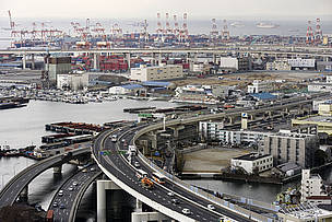 Yokohama harbour, Japan. / ©: Michel Gunther / WWF-Canon / ©: Michel Gunther / WWF-Canon