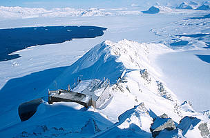 NILU-scientists monitor numerous atmospheric gases from the Zeppelin Observatory on the arctic ... / ©: NILU / ©: NILU